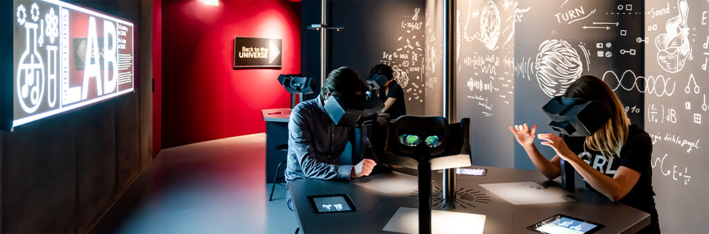 Im Virutal Lab erschaffen Besucher:innen an Terminals dreidimensionale Klangwesen