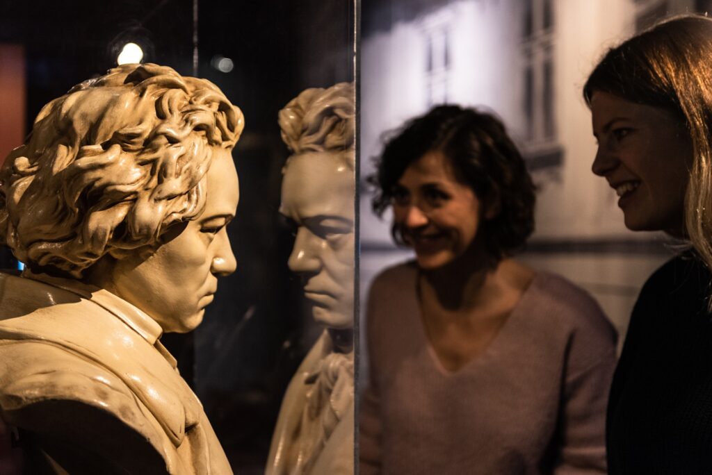 Zwei Besucherinnen bestaunen eine eindrucksvolle Büste des Komponisten Ludwig van Beethoven
